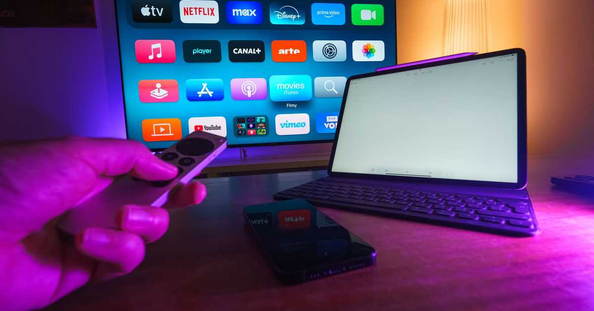 Configuração doméstica de entretenimento com serviços de streaming em smart TV, tablet e smartphone