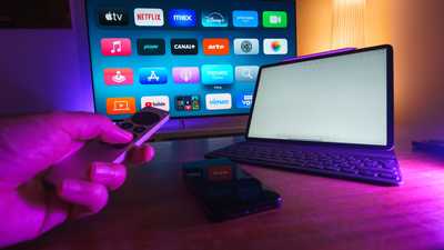 Configuração doméstica de entretenimento com serviços de streaming em smart TV, tablet e smartphone