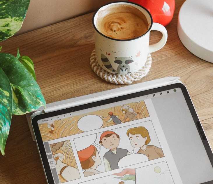 Espaço de trabalho aconchegante com tablet exibindo arte digital, café e planta