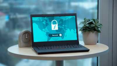 Laptop com ícone de cadeado de segurança exibido na tela