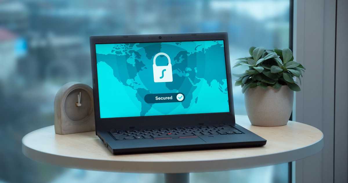 Laptop com ícone de cadeado de segurança exibido na tela
