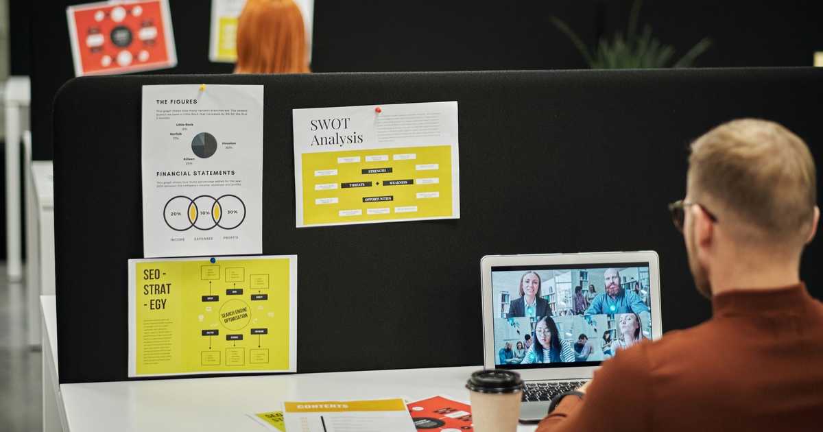 Reunião de negócios por videochamada com gráficos e documentos em tela