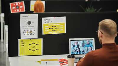 Reunião de negócios por videochamada com gráficos e documentos em tela