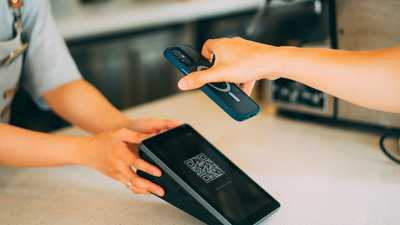 Pagamento por aproximação com smartphone e leitor de QR Code em ambiente de varejo